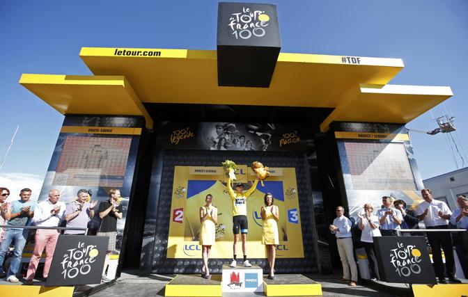 La maglia gialla sul podio di Annecy-Semnoz. Reuters